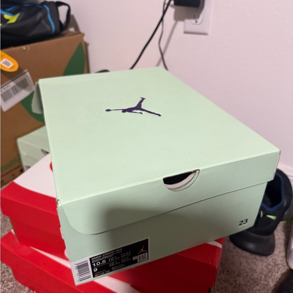 Nike Athletic Shoes - Mint Green Box